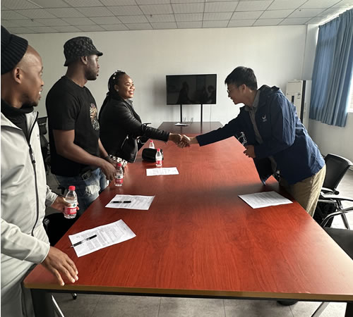 綿陽非洲留學(xué)生團(tuán)參訪我司工廠，共促中外國際交流與商務(wù)合作新篇章！